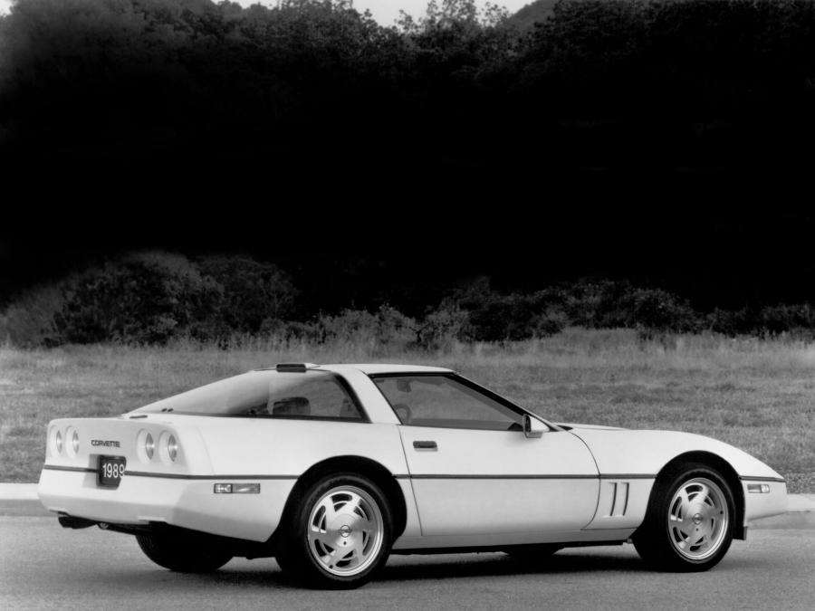  Chevrolet Corvette Coupe 1983 года  (фото 18 из 26)